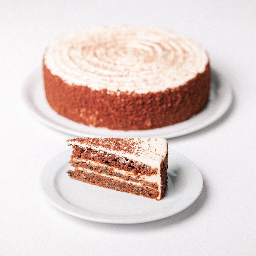 trozo de torta de zanahoria con cacao